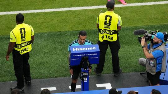 Schiedsrichter beim VAR-Check Schiedsrichter beim VAR-Check