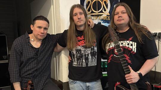 Lange Haare, ernste Blicke, große Herzen: Roman (von links), H. (Hubert) und Wayne Beselt von den Sons of Sounds widmen ihr Lebe