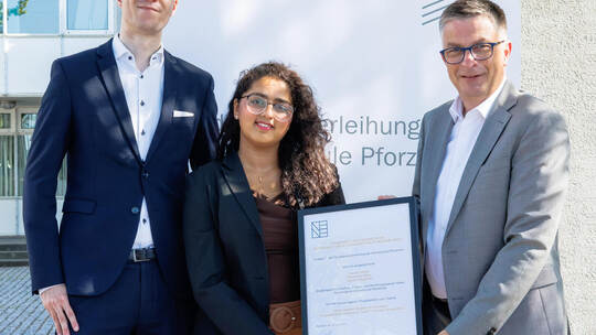 Verleihung der Förderpreise der Hochschule Pforzheim (von links): Maximilian Motz und Yusrea Valiyakath gemeinsam mit WSP-Direkt