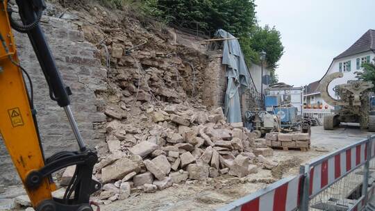 Die Stützmauer unterhalb der Königsbacher Kirche wird derzeit aufwendig saniert. N. Roller
