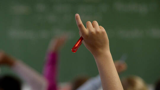 Damit wieder mehr Zeit fürs Lernen bleibt, soll an der Grundschule Dobel ein Schulsozialarbeiter unterstützen. picture alliance Schule