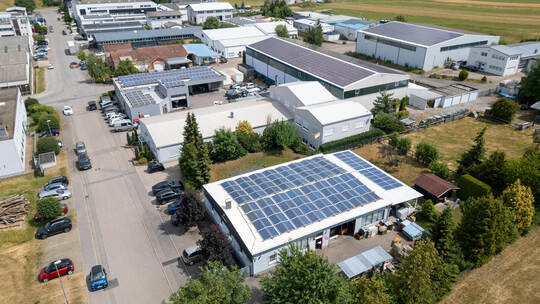 Blick von oben aufs Gewerbegebiet Tiefenbronn: Auch hier setzt man auf Solarstrom vom Dach. Die Zahl der Anlagen in der Gemeinde Tiefenbronn Industriegebeit Photovoltaik