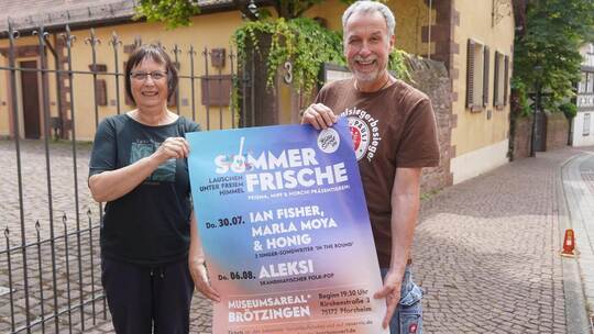 Vorfreude, die ihnen anzusehen ist: Maren Leicht vom Folkclub Prisma und Jörg Schneider von der Musikerinitiative stehen vor dem