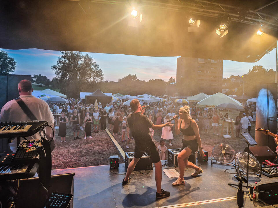 Musik, Wasserspiele, Cocktailbar: Die Gartenstadtgemeinde hat einiges organisiert.