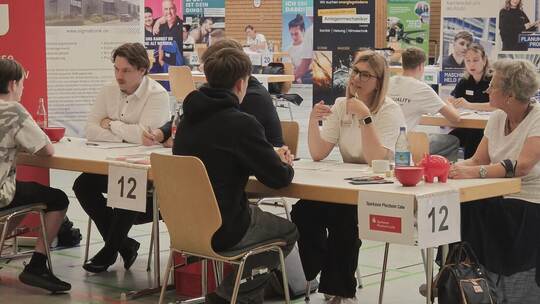 Zehn Minuten für den ersten Eindruck: Jugendliche konnten sich bei Betrieben über Ausbildung, Praktikum, FSJ und duale Studiengä