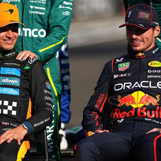 Lando Norris (l) und Max Verstappen