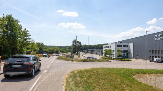 Die Baustellenampel auf der L1132 bei Gewerbegebiet Ölbronn-Erlen sorgt seit vergangener Woche immer wieder für längere Wartezei Ölbronn Baustelle Gewerbegebiet Erlen