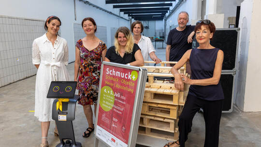 Freuen sich auf ein glänzendes Wochenende (von links): Alix Bischoff mit Roboter Mika, Kerstin Mayer, Stefanie Wetzke, Stefanie Aufbau SchmuckPlus Schlachthof