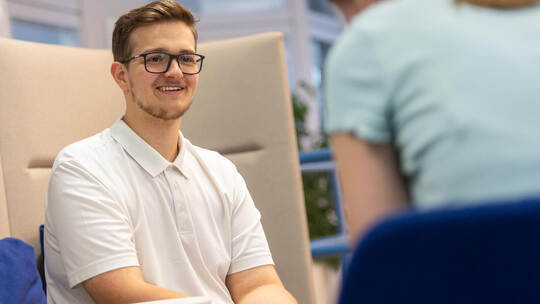 Noah Gerstel organisiert als Vorsitzender die Landesdelegiertenkonferenz der Jusos Baden-Württemberg. Foto: Röhr