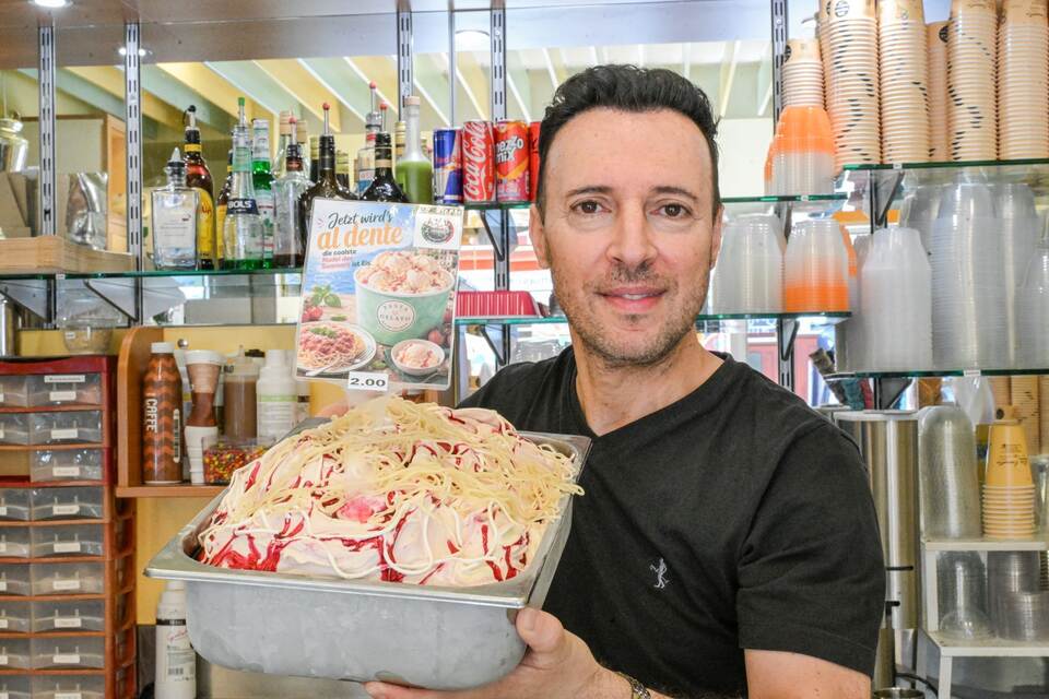 Eismacher produziert Spaghettieis aus echten Spaghetti Eismacher produziert Spaghettieis aus echten Spaghetti