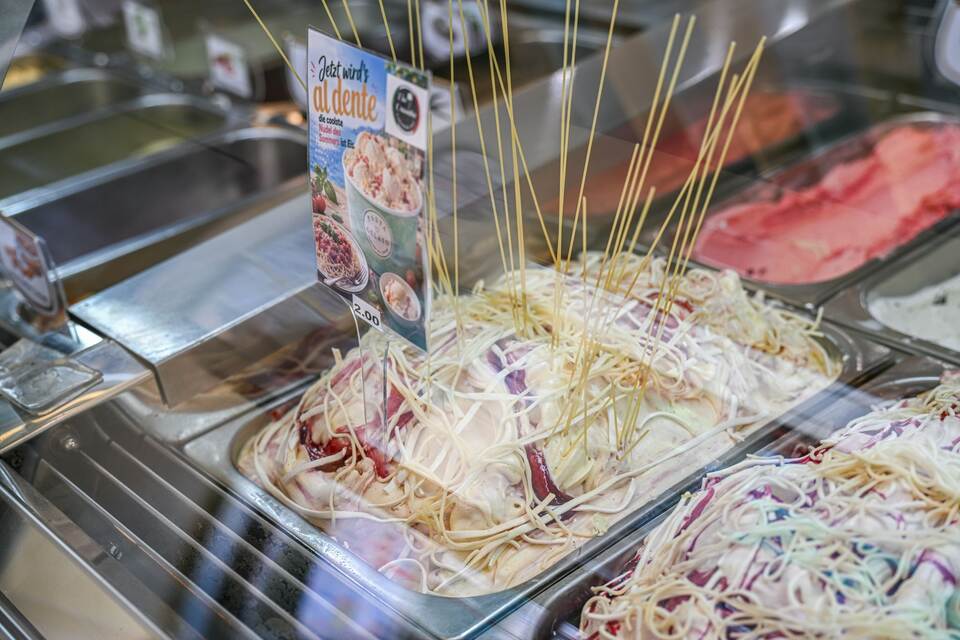Eismacher produziert Spaghettieis aus echten Spaghetti Eismacher produziert Spaghettieis aus echten Spaghetti