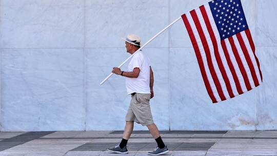 Mann mit US-Flagge