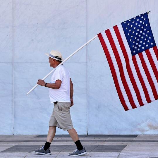 Mann mit US-Flagge