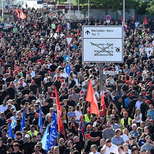 Protest-Kundgebungen bei Mercedes-Benz in Sindelfingen