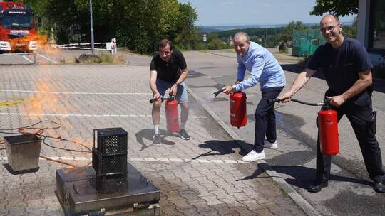 Auch Lehrer Clemens Reiling und Schulleiter Thorsten Metschurat versuchen, einen Brand mit Feuerlöschern zu bekämpfen, unter der