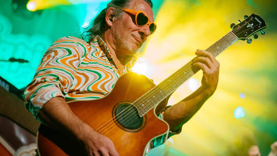 Locker und lässig, mit Schlageroutfit und Gitarre in der Hand: Das ist Michael Keller alias Mike Magic, wenn er mit den Pumpels