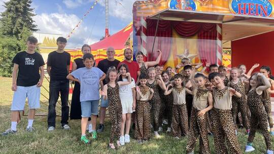 Lehrerin Eva Gerhardt (links oben) ist zuständig für die hier abgebildete Akrobatik-Klasse während der Zirkus-Tage an Birkenfeld