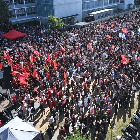 Protest-Kundgebungen bei Mercedes-Benz Sindelfingen
