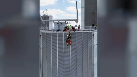 Höhenretter der Feuerwehr Frankfurt retten Gebäudereiniger