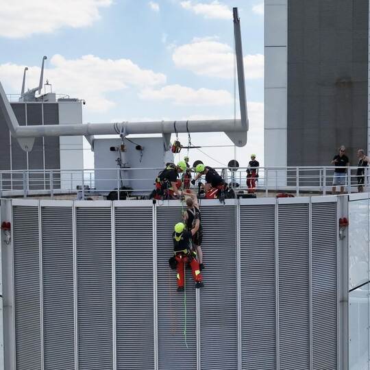 Höhenretter der Feuerwehr Frankfurt retten Gebäudereiniger