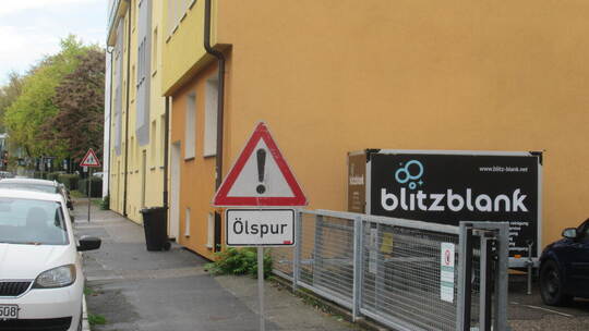 Spuren finden sich in der ganzen Stadt – der kundige Pforzheimer erkennt die abgebildeten Orte sofort, die Vielzahl der Ölspur-S