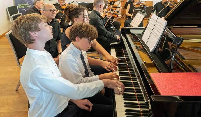 Schüler musizieren mit Routiniers: Kooperationskonzert im Neuenbürger Schloss wird zum großen Erfolg