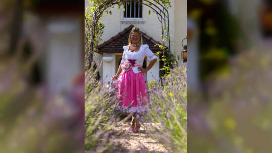 Wibke Eberlein arbeitet seit 20 Jahren in der Textilbranche und hat sich auf Dirndl spezialisiert. In ihrem Birkenfelder Elternh Wibke Eberlein Dirndl Atelier