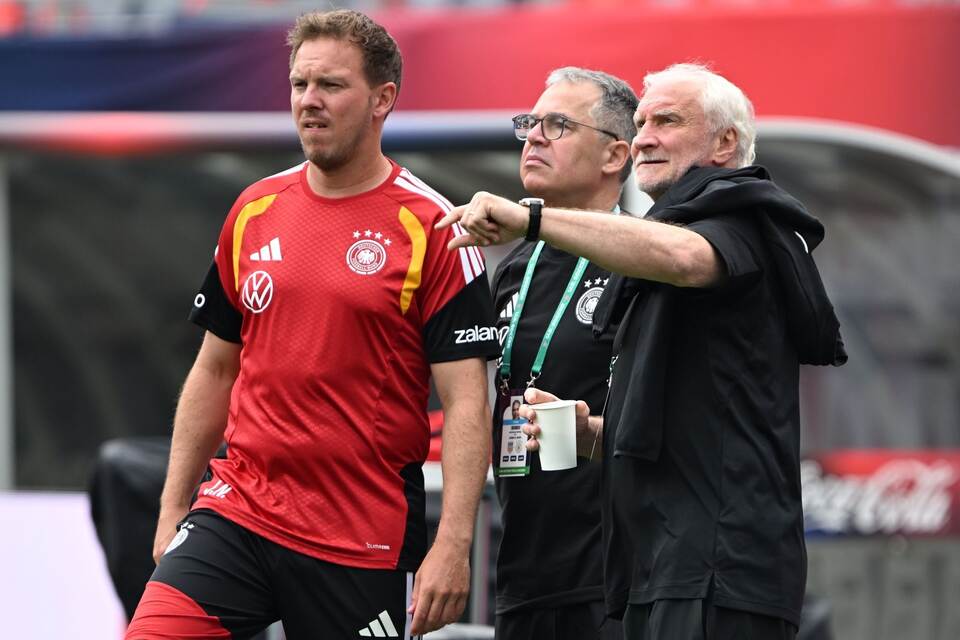 Rudi Völler (r.) Rudi Völler (r.)