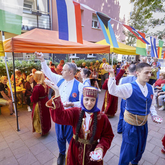 Die Gruppe Arkadas des Vereins Türkische Volkstänze Pforzheim präsentiert beim 11. Kulturfest KF ihr Können. tilo Keller 11. Kulturfest KF. Quartiersplatz - Kaiser-Friedrich-Str. 102
