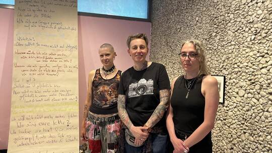 Noah und die beiden Fotografinnen Lucia Lerchl und Mira Turba (von links) präsentieren ihre Werke im „Salon der Kulturen“ des Re
