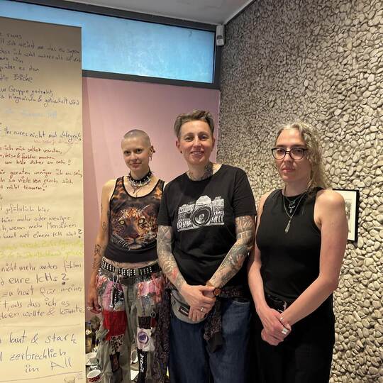 Noah und die beiden Fotografinnen Lucia Lerchl und Mira Turba (von links) präsentieren ihre Werke im „Salon der Kulturen“ des Re