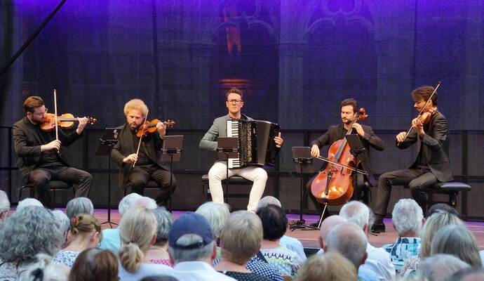 Wenn das Akkordeon seufzt und flüstert: Martynas Levickis und das Goldmund-Quartett gastieren bei den Klosterkonzerten