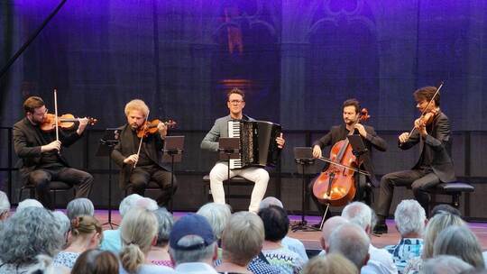 Ungewöhnliche Besetzung: Martynas Levickis ( Mitte) musiziert mit den Musikern des Goldmund-Quartetts. Dietmar Bastian