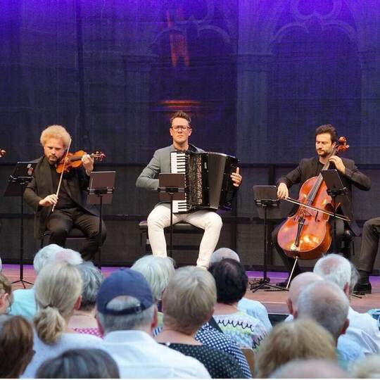 Ungewöhnliche Besetzung: Martynas Levickis ( Mitte) musiziert mit den Musikern des Goldmund-Quartetts. Dietmar Bastian