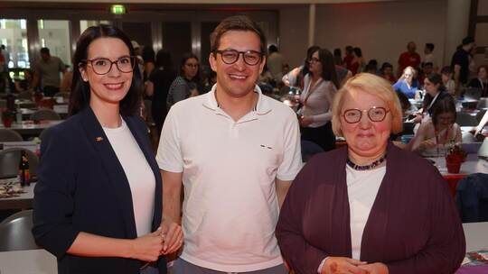 Der Juso-Landesvorsitzende Daniel Krusic freut sich über die Anwesenheit der beiden Abgeordneten Annkathrin Wulff (links) und Ka