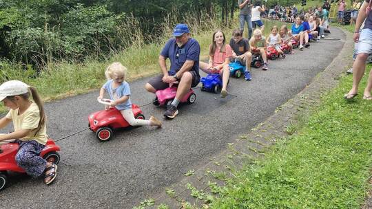 183 Bobby-Cars in einer Kette: Weltrekord in Bad Wildbad.