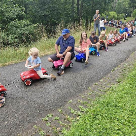 183 Bobby-Cars in einer Kette: Weltrekord in Bad Wildbad.