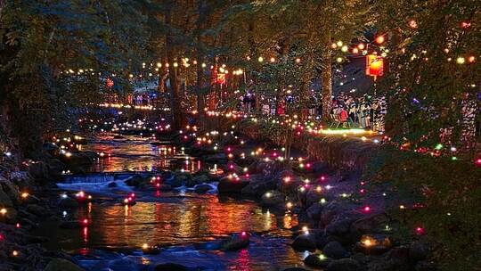 Wie viel Arbeit hinter dem Lichtermeer steckt, ist für Besucher nur zu erahnen. Rund 22.000 Lichterbecher, 1200 Lampions, zahlre