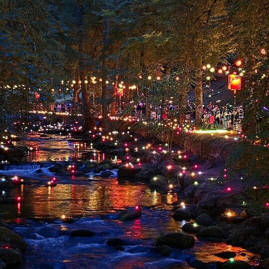 Wie viel Arbeit hinter dem Lichtermeer steckt, ist für Besucher nur zu erahnen. Rund 22.000 Lichterbecher, 1200 Lampions, zahlre