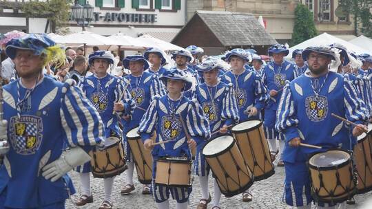 Während des Umzugs ziehen mehrere Gruppen trommelnd und musizierend durch die Straßen der historischen Altstadt in Bretten – fla