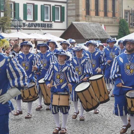 Während des Umzugs ziehen mehrere Gruppen trommelnd und musizierend durch die Straßen der historischen Altstadt in Bretten – fla