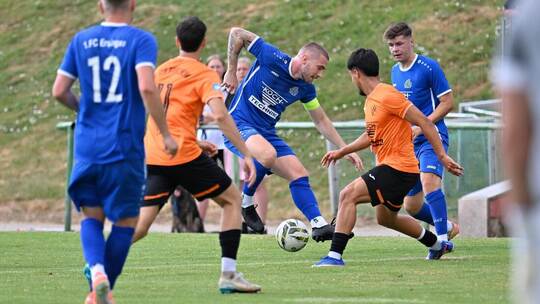 Der FC Ersingen (in Blau) verlangte dem CfR Pforzheim im Testspiel am Sonntag alles ab. Peter Hennrich