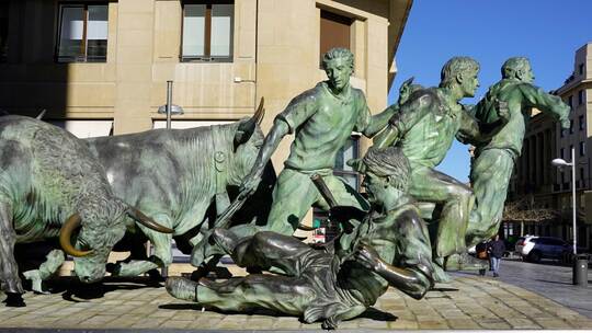 Bronzemonument vom Stiertreiben in Pamplona Bronzemonument vom Stiertreiben in Pamplona
