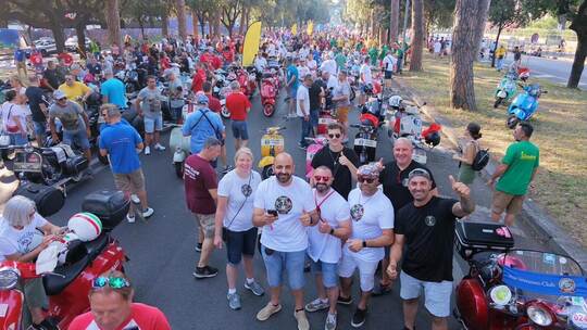 Das war ein Erlebnis im Land der Vespas: die Vespa Crew Pforzheim in Rom beim Jubiläumstreffen. Vespa Crew Pforzheim