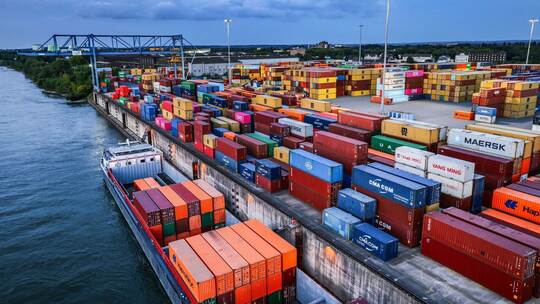 Containerumschlag im Duisburger Hafen