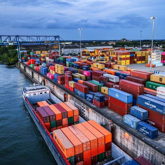 Containerumschlag im Duisburger Hafen