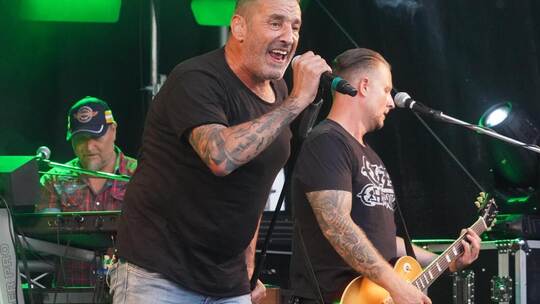 Die Band „Mad House“ bevorzugt die etwas härtere Gangart. Beim Publikum treffen die Musiker am Samstagabend damit voll ins Schwa