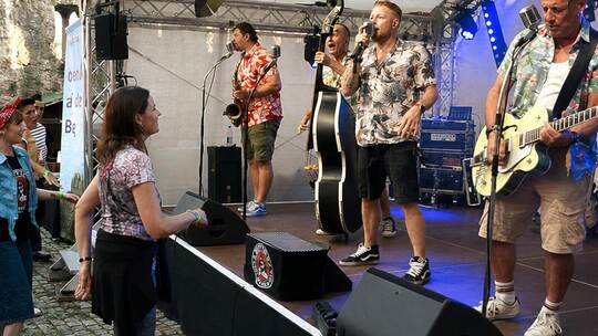 Tolle Stimmung an der Bühne (von links): Mina, dahinter Julia und Kenan sowie Marion tanzen in der ersten Reihe. Auf der Bühne s
