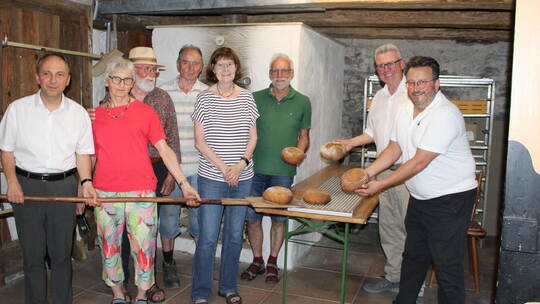 Bestens gelaunt: die Backhausgruppe mit Pfarrer Mathias Kraft und Bürgermeister Martin Steiner. Foto: Angela Baum