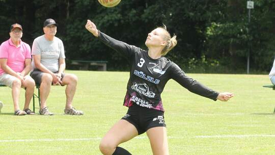 Ann-Kathrin Motteler vom TSV Dennach legt auf. Jürgen Keller